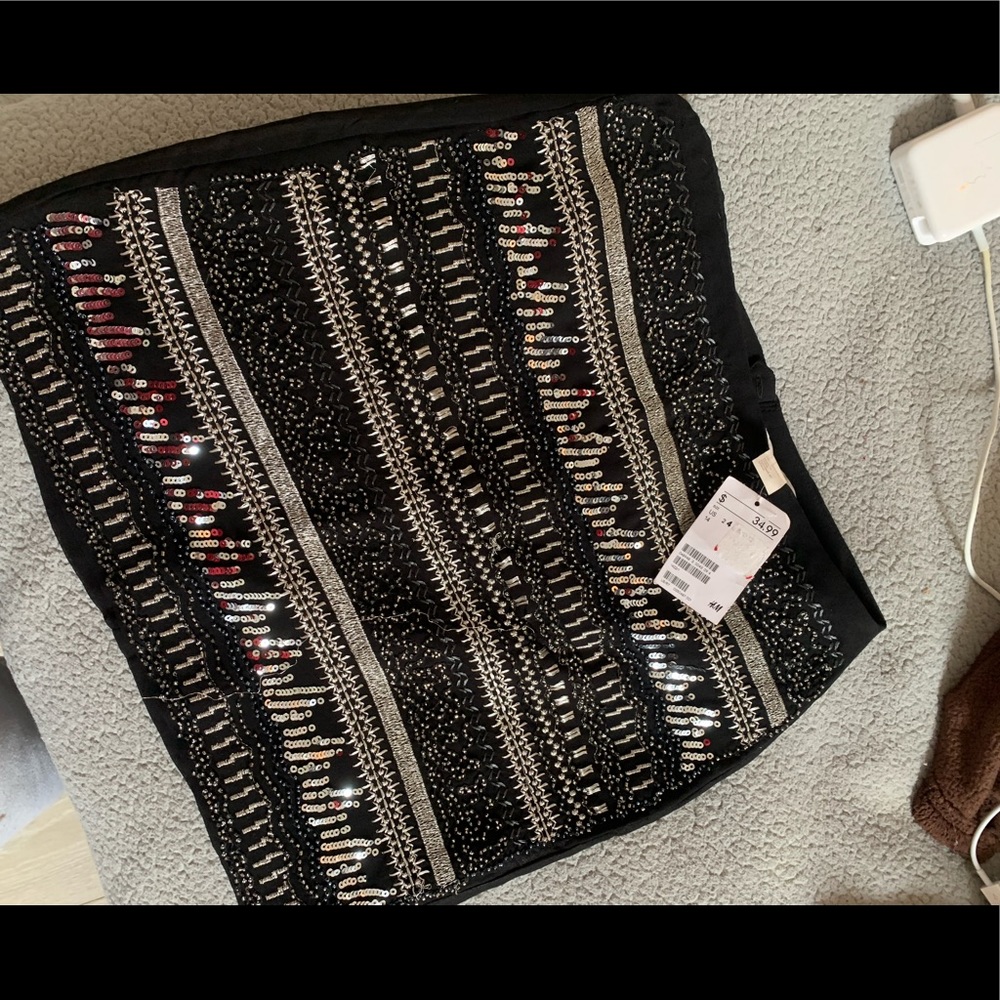 H&M skirt, never worn. Beautiful and súper elegant